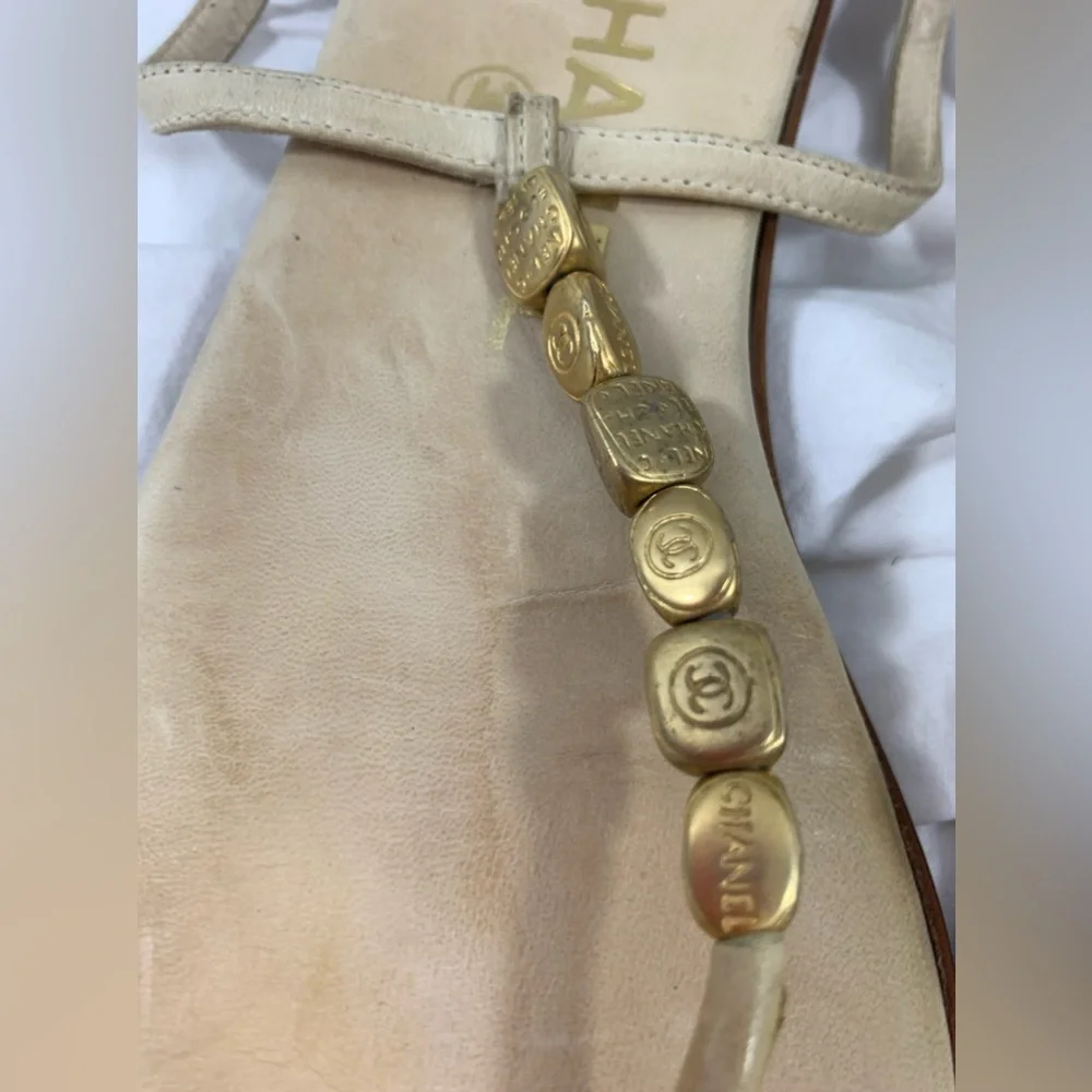 Vintage ladies CHANEL beige leather thongs sandals with logo 38 8 - Picture 2 of 13